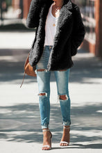 Afbeelding in Gallery-weergave laden, Black Iconic Pocketed Sherpa Jacket
